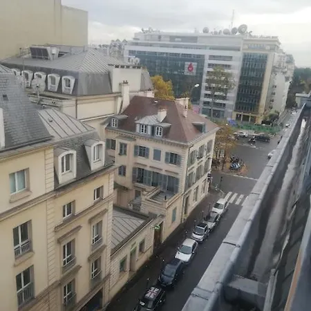 Pied Du Metro Paris La Defense *